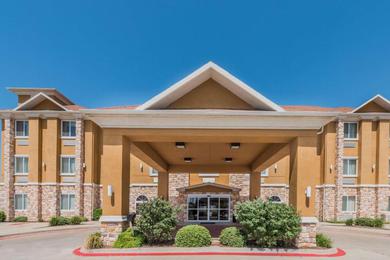 Отель Days Inn & Suites by Wyndham Cleburne TX