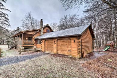 Дом отдыха Cozy Pocono Cabin with Deck for Skiers and Families!