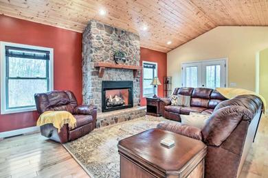Cozy Home with Patio, 2 Mi to Dale Hollow Lake!