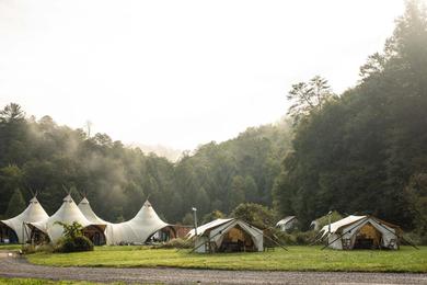 Luxury tent Under Canvas Great Smoky Mountains