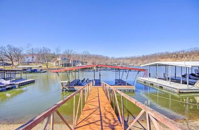 Дом отдыха Waterfront Lake of the Ozarks Cabin with Boat Dock!