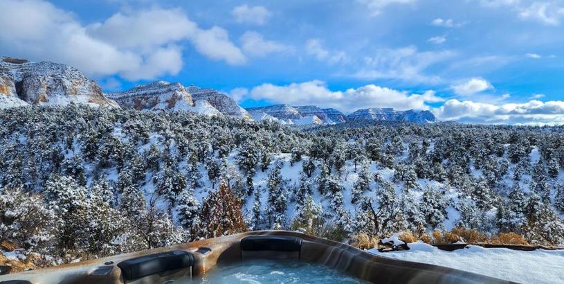 Holiday home Skyfall Cabin. Stunning views, Hot Tub, minutes from Zion