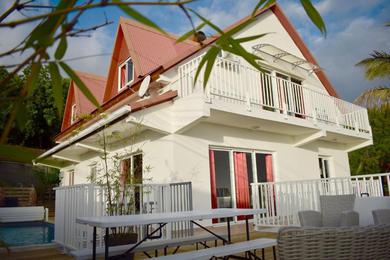 Вилла Villa de 4 chambres avec piscine privee jardin clos et wifi a Piton Saint Leu a 5 km de la plage