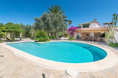 Villa Can Malondra, villa para 8 con piscina y jardines