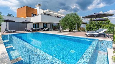 Guest house Stylish Villa Pedena with a pool and a gym