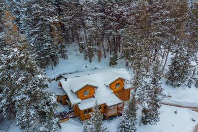 Дом отдыха Pine by AvantStay Magnificent Private Log Cabin w Veranda Mtn Views & Hot Tub