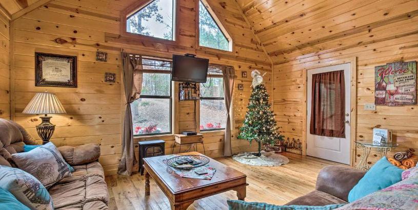 Дом отдыха Broken Bow Cabin with Hot Tub and Fire Pit