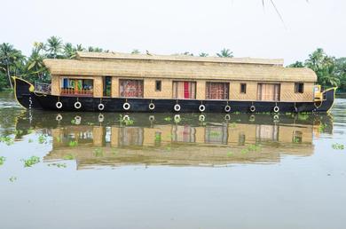 Boat Shivaganga Houseboat- VACCINATED STAFF