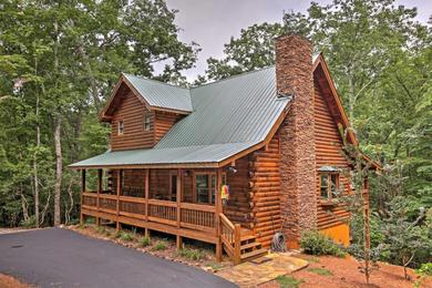 Дом отдыха Spacious Log Cabin with Deck, Fire Pit and Forest View