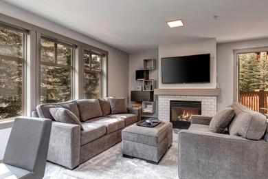 Hotel Eagle Springs East 206: White Fir Suite