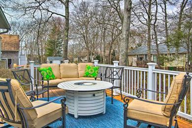 Holiday home Cape Cod Retreat with Deck - 2 Miles to Beaches!