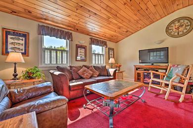 Apt with Hot Tub and Deck, 10 Mi to Stowe Resort!
