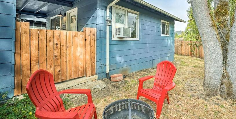 Holiday home Cozy Roseburg Home with Fire Pit and Gas Grill!