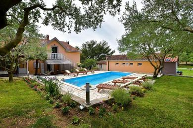 Family friendly apartments with a swimming pool Sveti Filip i Jakov, Biograd - 17192