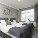 Дом отдыха FW Haute Apartments at Hillingdon, 3 Bedrooms and 2 Bathrooms Pet-Friendly HOUSE with Garden, with King or Twin beds with FREE WIFI and PARKING