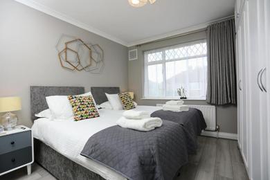 Holiday home FW Haute Apartments at Hillingdon, 3 Bedrooms and 2 Bathrooms Pet-Friendly HOUSE with Garden, with King or Twin beds with FREE WIFI and PARKING