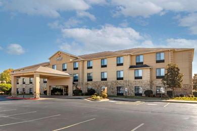 Отель Comfort Inn & Suites Russellville I-40