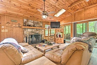 Дом отдыха Secluded Log Cabin with Fire Pit and Forest View!