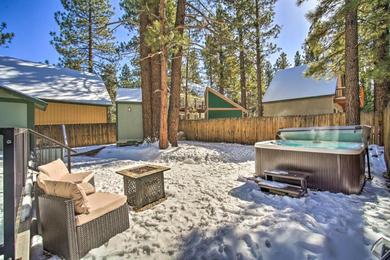 Дом отдыха Relaxing Big Bear Cabin with Hot Tub and Fire Pit