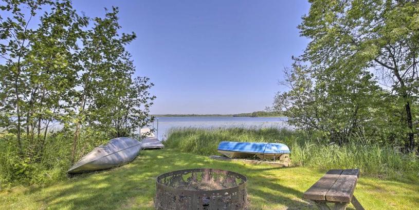 Дом отдыха Cozy Expansive Lakefront Getaway with Spacious Deck!