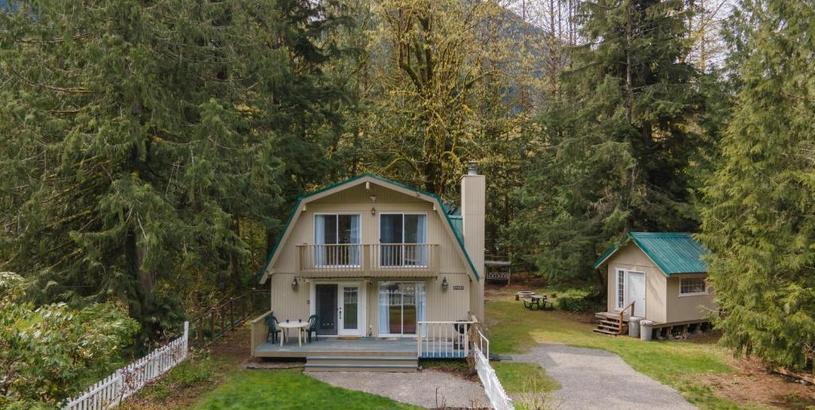 Holiday home Lovely 3 bedroom King bed WI FI Hot Tub fireplace river access hiking ski