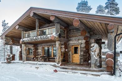 Дом отдыха Spectacular Rural Log House with 2 Saunas next to a beautiful lake