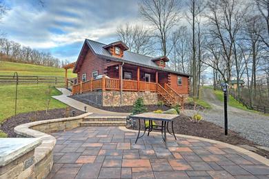Дом отдыха Rustic Dundee Log Cabin with Hot Tub and Forest Views!