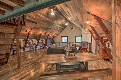 Дом отдыха Unique, Renovated Barn Vacation Rental in Donnelly