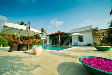 Villa Whispering Palms, 3 Bed, Pool, Lawns & WiFi
