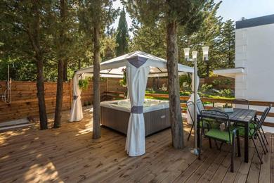 Вилла Villa Janski Pearl - 3 Bedroom Villa - Beautiful Private Gardens - Sauna and Jacuzzi