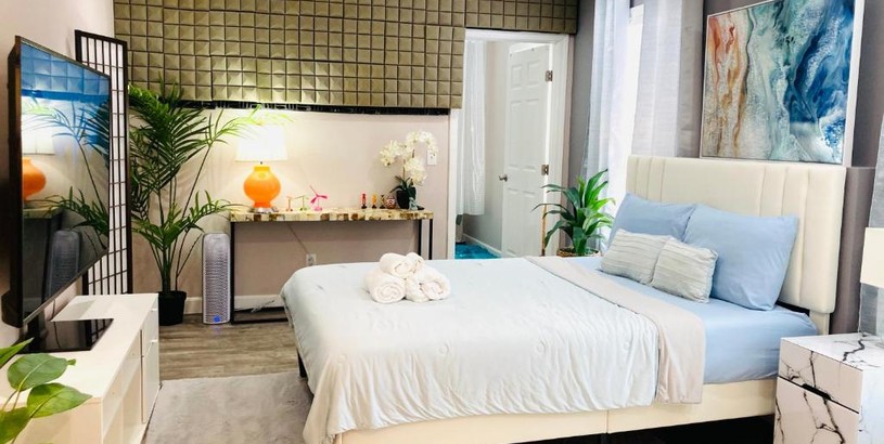 Гостевой дом Luxury Bath In Huge Bedroom with Sofa, Desk, 75 Inches TV, 10 Mins to Providence