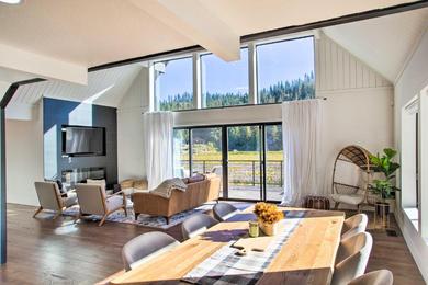 Holiday home A Contemporary Dream Lakefront Rathdrum Oasis!