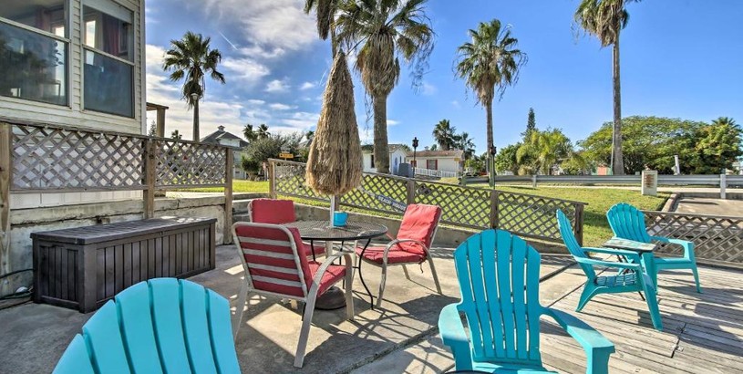 Дом отдыха Cozy Waterfront Port Isabel Cottage with Deck!
