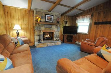 Holiday home NEW! Secluded 5BR Cabin Steps from Lake, Centrally Located