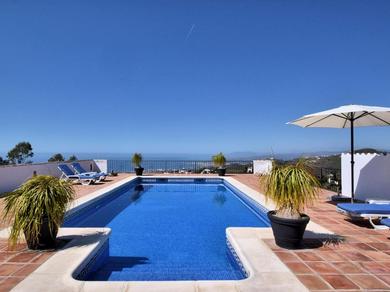 Villa Gorgeous Villa in Sayalonga Costa del Sol with Swimming Pool