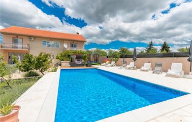 Nice home in Lisicic w/ Outdoor swimming pool and 4 Bedrooms