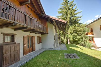 Апартаменты ALTIDO Charming Apartments with Mountain Views and Green Backyard in Verrand