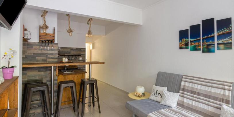 Apartments Comfy Apartment close to Floisvos Beach