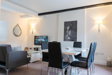 Apartments Premiere City Centre Apartment with Gated Parking and Excellent Feedback, Big Double Bedroom, Balcony, Courtyard Garden, Ideal for Long Stays, WFH, Getaways and Ongoing Contracts