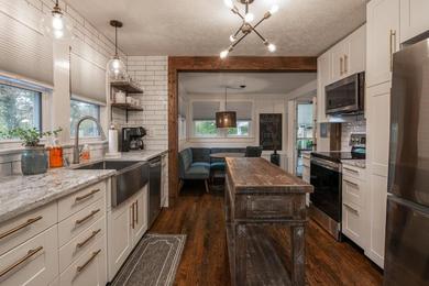 Дом отдыха Renovated Cottage with Hot Tub 15 minutes to Downtown Asheville