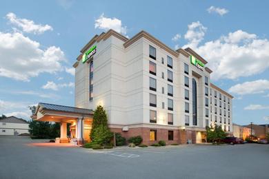 Отель Holiday Inn Express & Suites Bloomington, an IHG Hotel