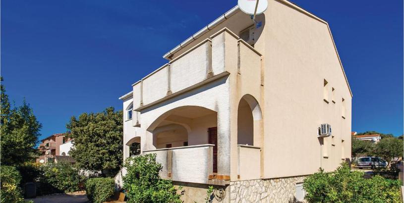 Apartments Stunning apartment in Mandre with WiFi