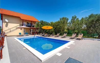 Дом отдыха Five-Bedroom Holiday Home in Suhovare