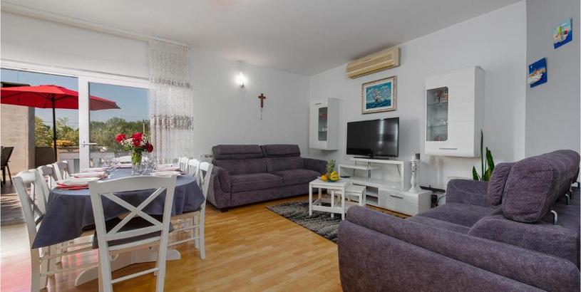 Holiday home Awesome home in Dracevac Ninski with Outdoor swimming pool, WiFi and 5 Bedrooms