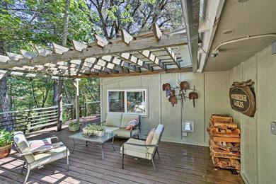 Holiday home Cozy Junction City Cottage with Deck by Connor Creek!