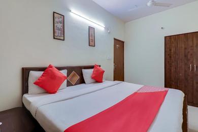 Hotel OYO Flagship Red Rose Near Ambience Mall
