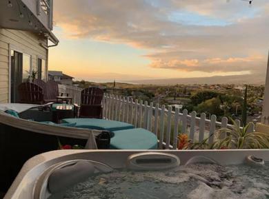 Отель Coastal Waikoloa Cottage: with hot tub.