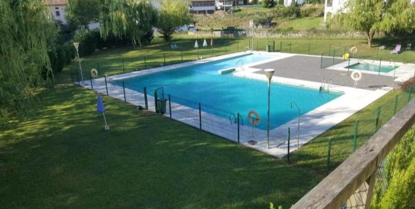 Holiday home Chalet adosado con piscina en plena naturaleza