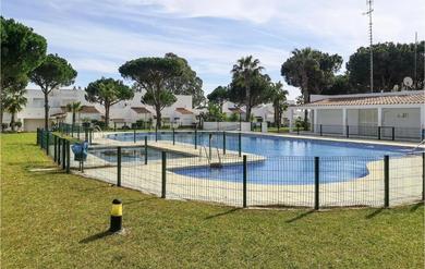 Дом отдыха Stunning home in Chiclana de la Front, with WiFi, 4 Bedrooms and Outdoor swimming pool