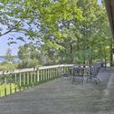 Дом отдыха Cozy Expansive Lakefront Getaway with Spacious Deck!